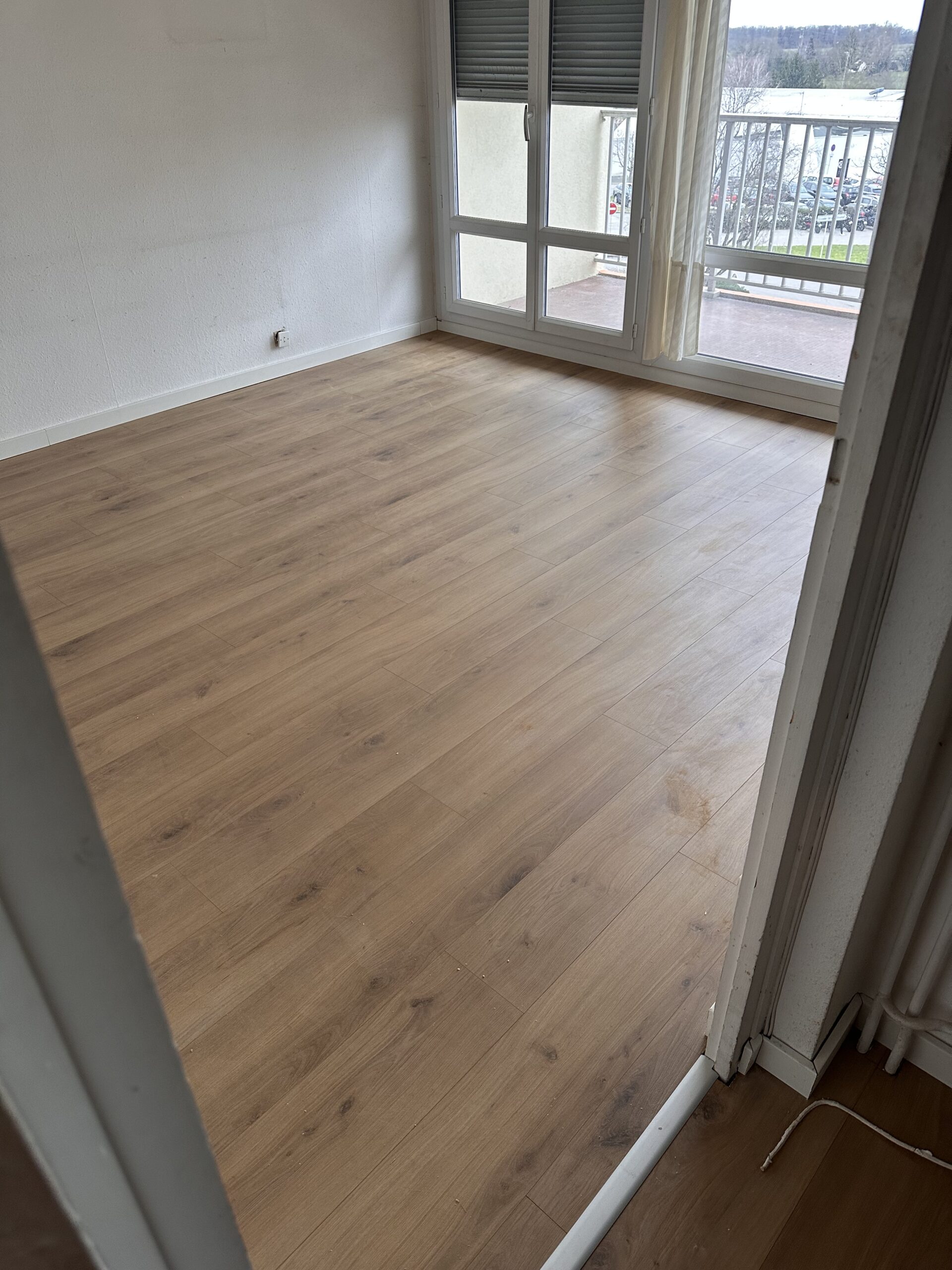 Parquet en bois installé dans une pièce d'un appartement