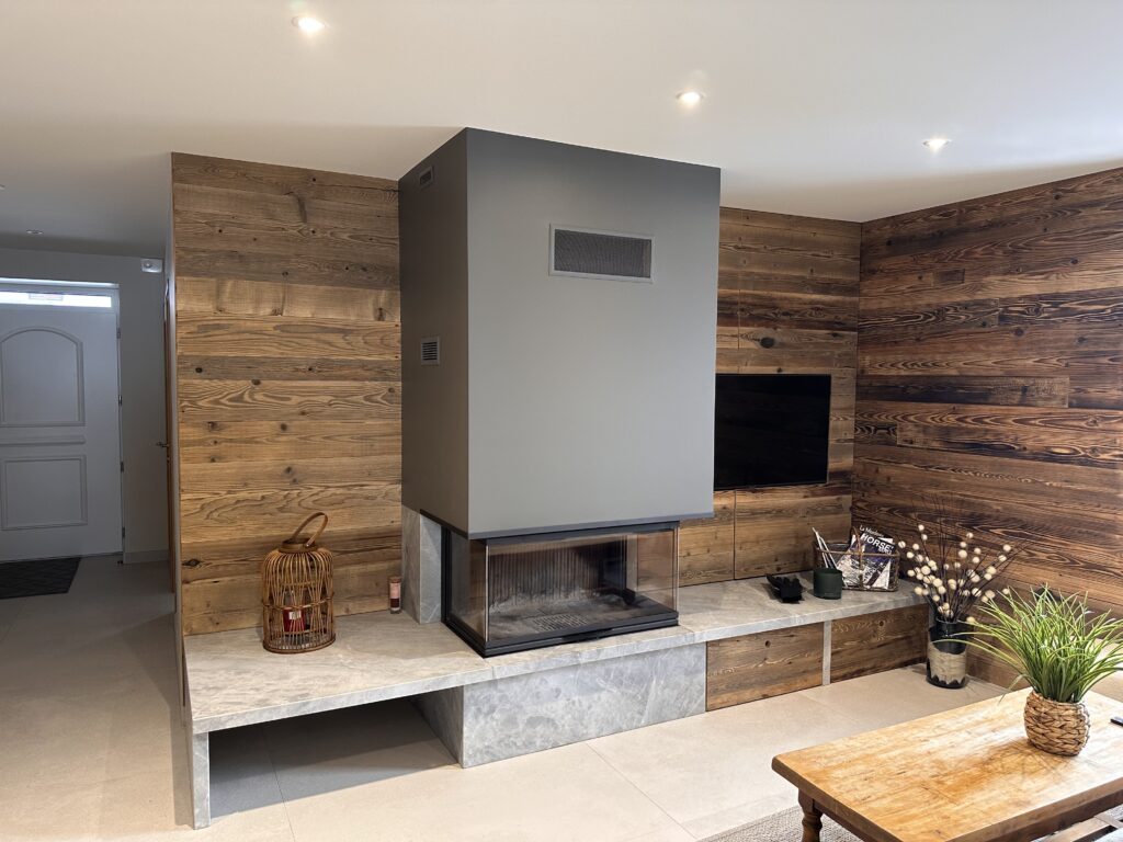 Habillage de cheminée gris clair dans une maison 
